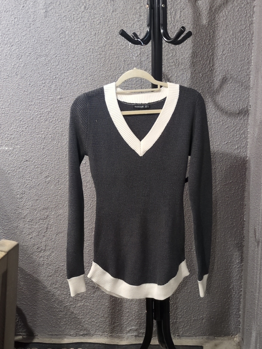 Women’s Contrast Trim V-Neck Sweater - Charcoal & Cream